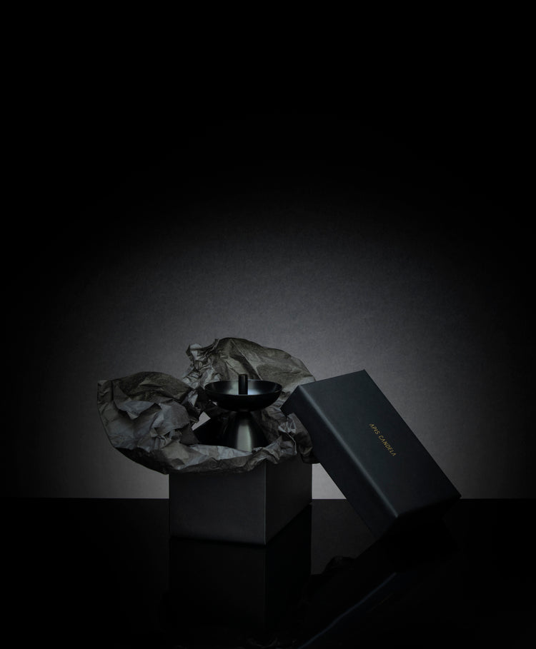 černý mosazný svícen Doll black - luxusní obal