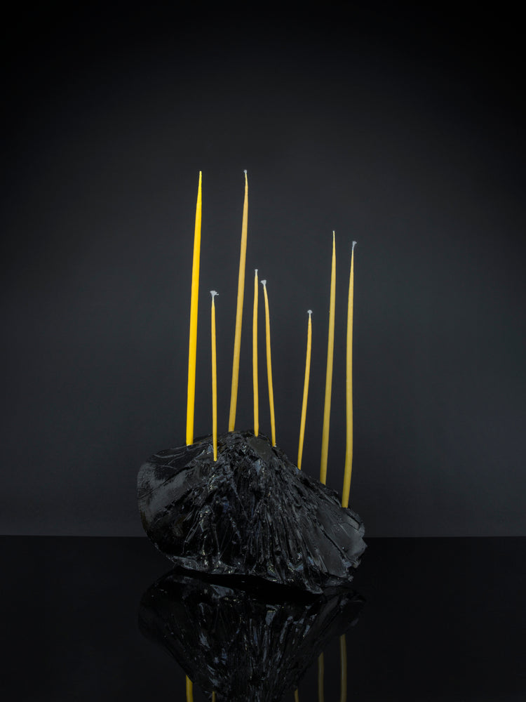 Zlaté svíčky Apisky štíhlé klasické - ukázka ve svícnu